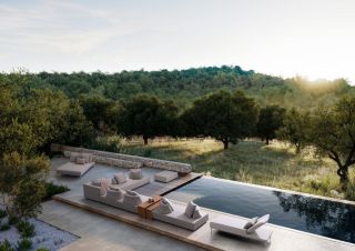 🌿 OK, přiznejme si to... Ne každý má zahradu jako z katalogu architekta, který si právě koupil Toskánsko. 🌳 Ale lehátko...