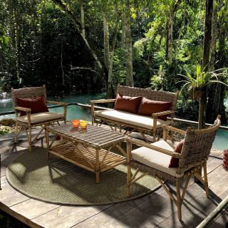 🌿 Relax v ratanovém stylu přímo u vody 🛋✨ Čeká nás tropický víkend, tak si ho užijte naplno! Hezký víkend všem 💚...