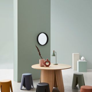 Představujeme Stůl Jordyn – kompaktní, elegantní a ideální pro váš útulný obytný prostor. Pevná konstrukce ve světlém...