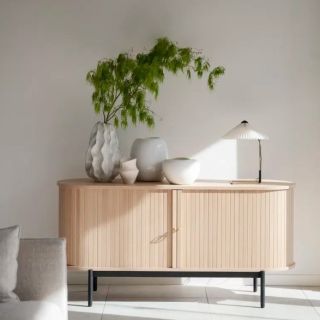 Elegantní, nadčasový a funkční – přesně takový je Haddington Sideboard od Rowico. Minimalistické linie, kombinace...