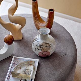 Dekorace Berhan od Bloomingville z kameniny v odstínu nature dodá vašemu interiéru jemný severský šmrnc a útulnou...